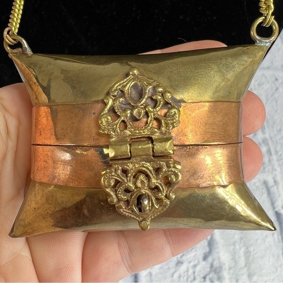 Vintage pillow purse necklace with brass and copper - Picture 2 of 7